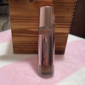 Revolution Conceal & Define Foundation — Rose Gold Pump